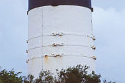 Stahlbänder stabilisieren den Turm